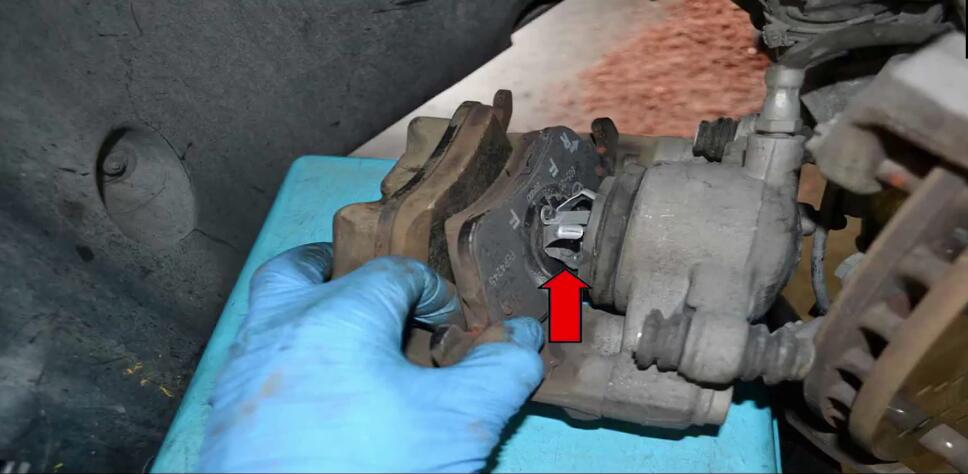 How to Replace Front Brake Pad for Mercedes Benz W204