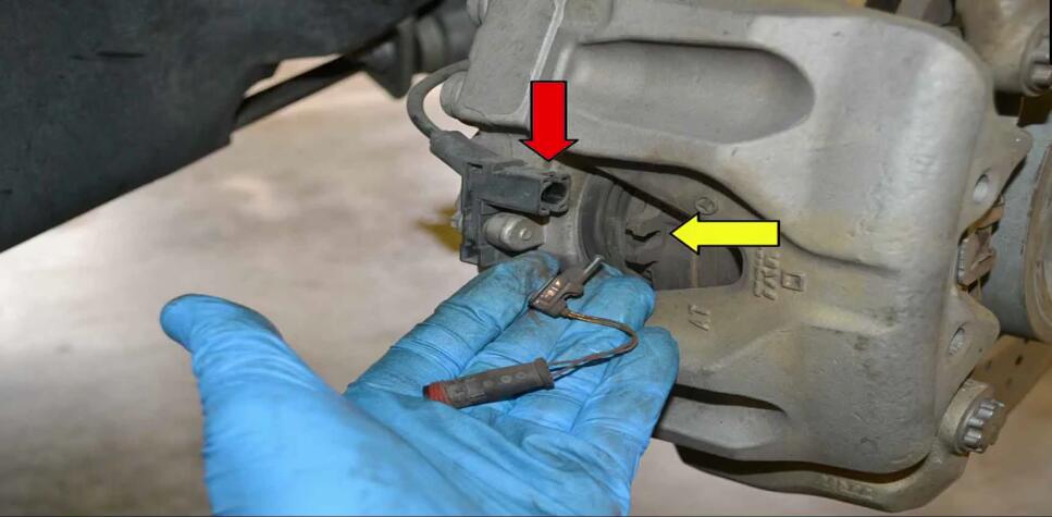 How to Replace Front Brake Pad for Mercedes Benz W204