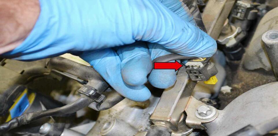 How to Replace Fuel Injector for Benz C350