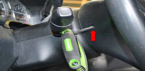 Mercedes-Benz-W204-Steering-Wheel-Airbag-Removal-Guide-3-2