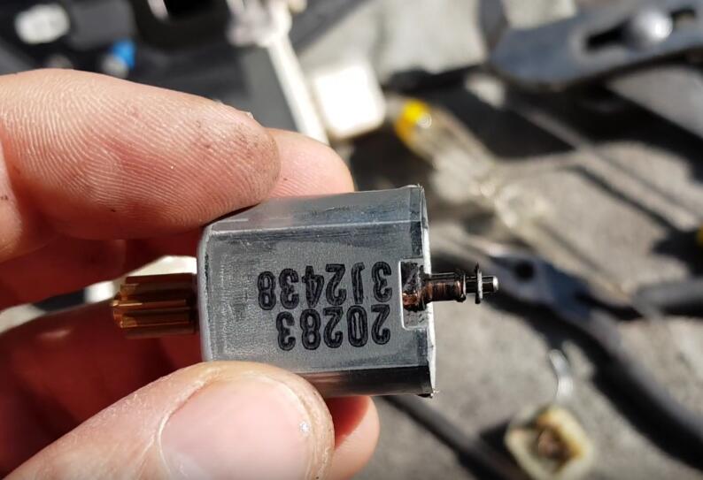 VW Door Lock Control Model 00929 & 00121 Trouble Repair (7)
